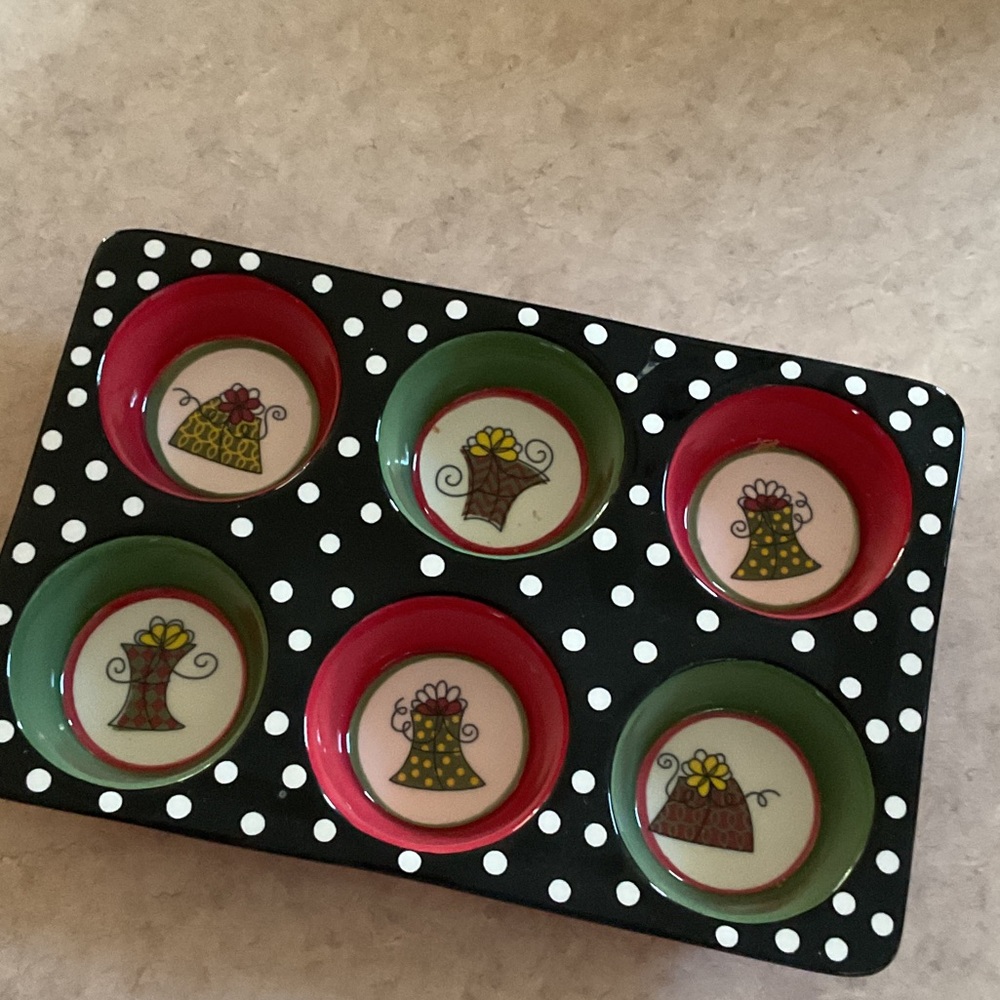 Pier 1 Holiday Christmas polka dots cupcake/muffin ceramic bakeware 6 cup